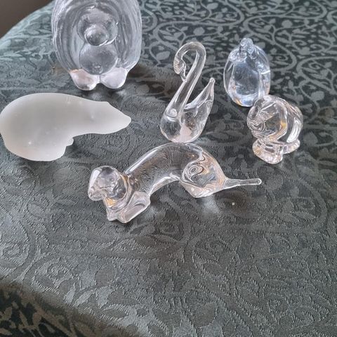 6 dekorative glassfigurer selges samlet.