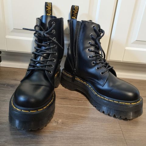 Nesten ubrukte Dr Martens Jadon black polished støvletter med snøring