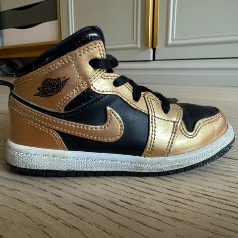 Air Jordan 1 Mid SE metallic Gold