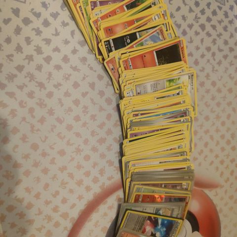 Bulk med ca 450 pokemon kort i hver boks.