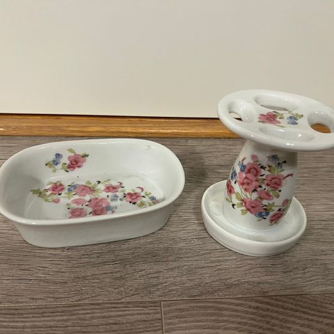 Vintage  og romantisk baderomssett/ åttitalls såpeskål og tannbørsteholder