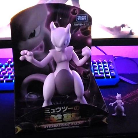 Søker etter en stor Pokemon Mewtwo figur fra TOMY!