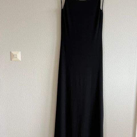 Lang svart kjole med åpen rygg str. L