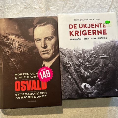 TO SPESIELLE KRIGSBØKER - ULESTE / PRIS 125 KR STK