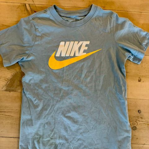 Nike t-skjorte str 128-137