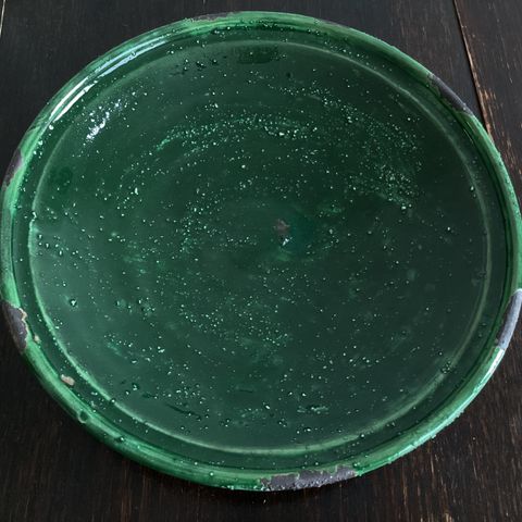 Rustikt grønt keramikkfat
