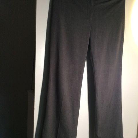 Klassisk bukse med rette ben i størrelsen L/42-44). 150 kr.