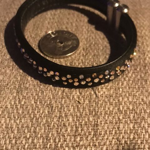 Sort flott armbånd med blinkende stener, med magnet lås.