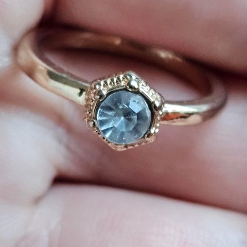 Veldig fint ring med lys blå stein