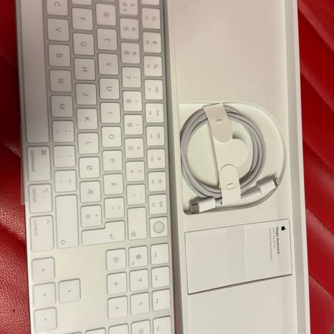 Apple Magic Keyboard m/Touch ID og talltastatur