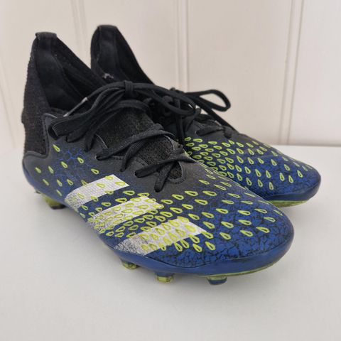 Nesten ikke brukt Adidas Predator fotballsko str. 33.5