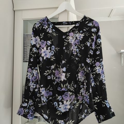 Ny bluse med blomster str M