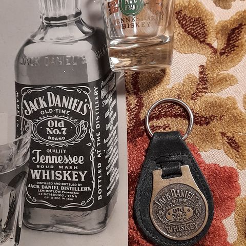 Jack Daniels nøkkelring, shotglass og bilde 200.-