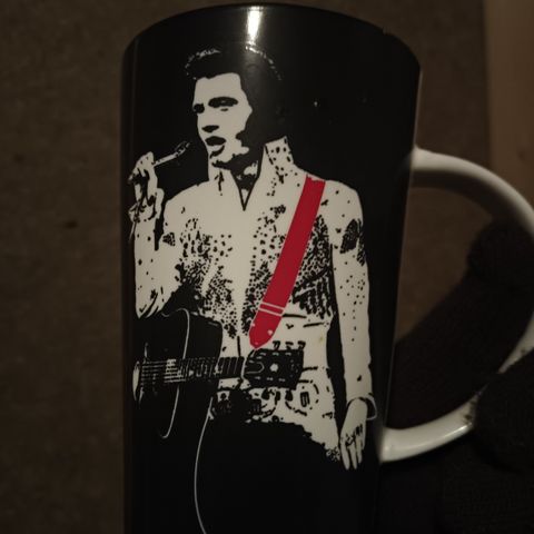 Elvis kopp fra Legends  "UBRUKT"