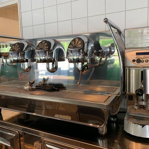 NEDSATT PRIS! Victoria Arduino Adonis 400V, barista kaffemaskin, i toppstand