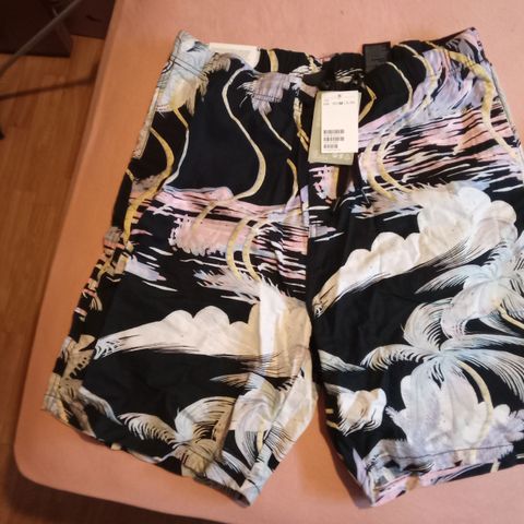 Shorts 55% lin ny med tag