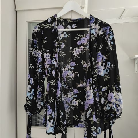 Blomstret bluse str M