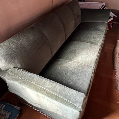 Grønn veloursofa og 2 stoler gis bort