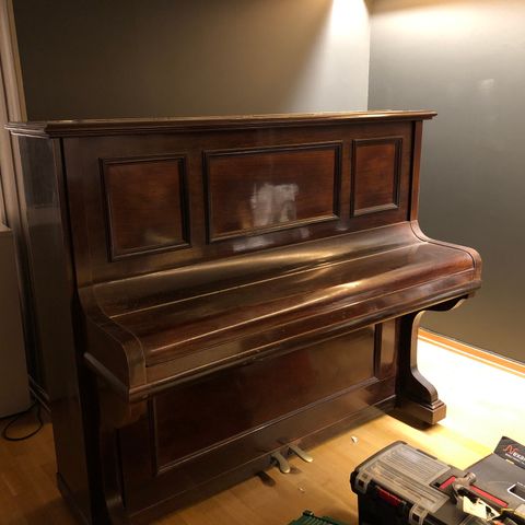 piano fra Hoof & Co i mellom brun farge