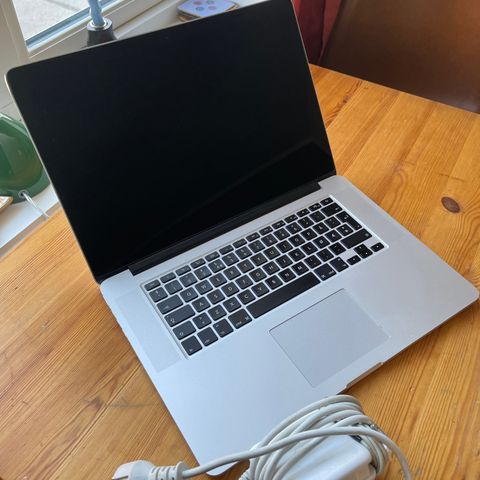 Macbook Pro 15" (2015) m/ lader