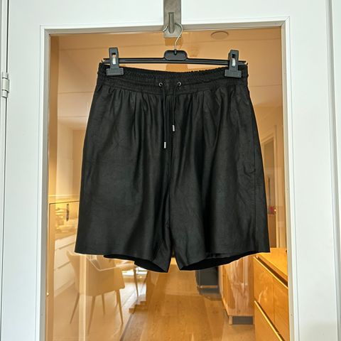 Skinn shorts, Mads Nørgaard