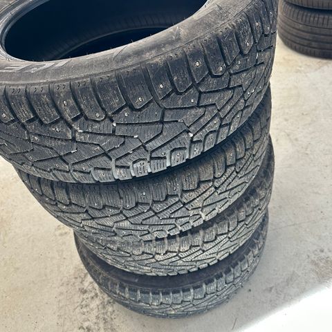 Pirelli vinterdekk 215/60R17