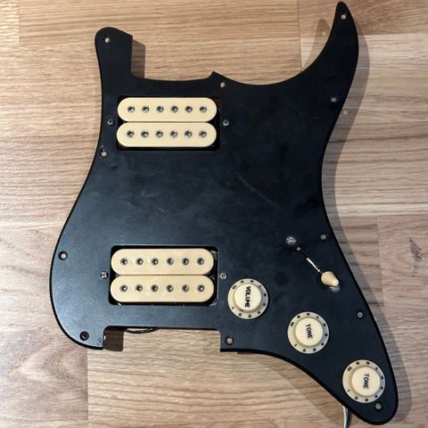 Stratocaster pre wired plekterbrett med Schaller pick ups