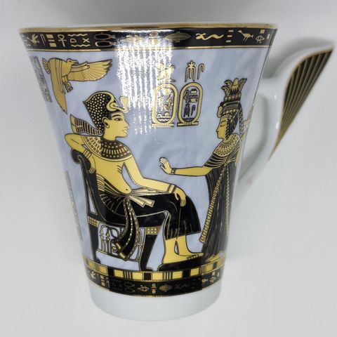 Porcelænkrus med egyptisk motiv