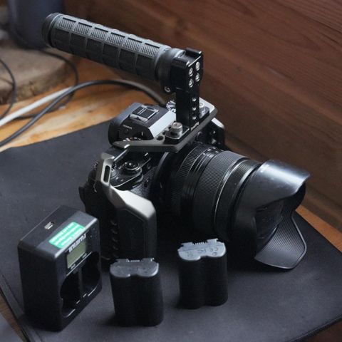 Fujifilm X-T4, XF16-80mm f4 + Smallrig Cage, top handle, 3 batterier, lader