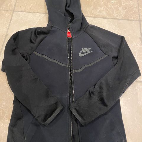 Nike lett jakke str 10-12 år