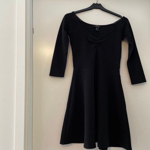 Ubrukt svart kjole