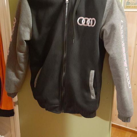 Fora jakke med Audi emblem.