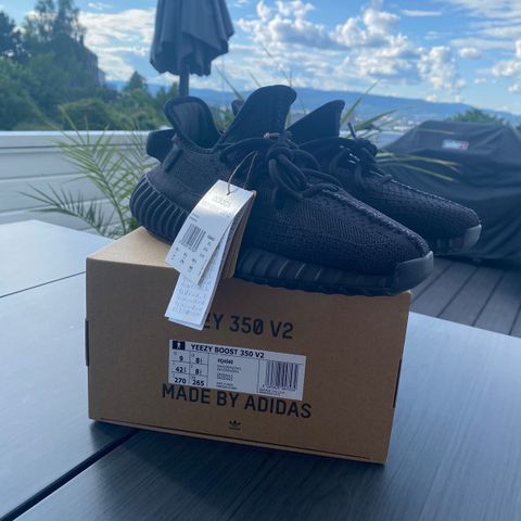 42 2/3 | Yeezy 350 V2 Onyx | Helt nye