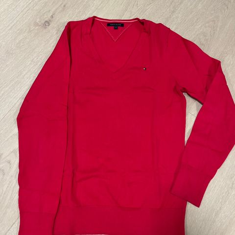 Rosa v-hals genser fra Tommy Hilfiger - str. M