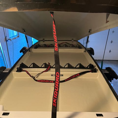 Skiboks Skiguard 860, med Volvo XC90 takrails