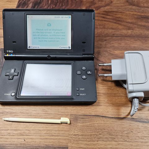 Sort Nintendo DSi med lader & penn, mulig å kjøpe spill og tilbehør