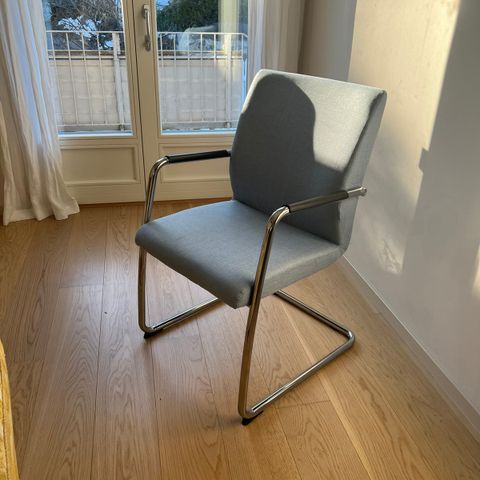 Lyseblå stoler med stålrør ben / metallben