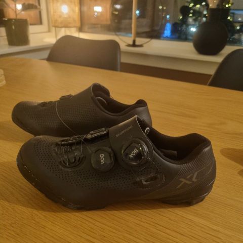 Terrengsykkelsko fra shimano med carbonsåle, str. 37.