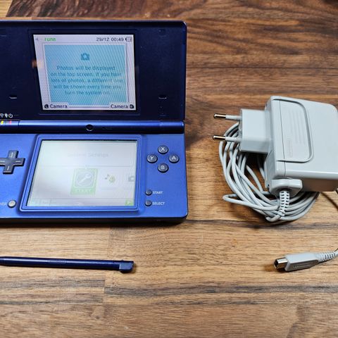 Blå Nintendo DSi med lader og Penn, Mulig å kjøpe spill og tilbehør