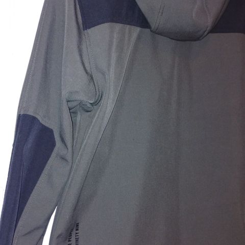 Softshell jakke str XS, romslig og god.