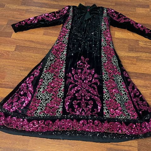 Nydelig svart & mørk rosa velour kjole selges billig