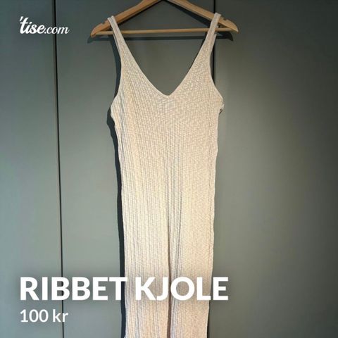 Ribbestrikket kjole