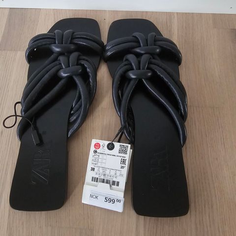Nye flate sandaler fra Zara