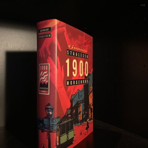 📚BORGE ANTIKVARIAT: «1900 Morgenrød» Gunnar Staalesen (Signert ✍️)