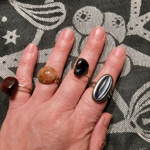 Fire ringer med natursten/-stein selges samlet