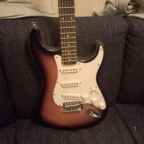 Fin fender squier afinity stratocaster til salgs.