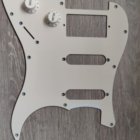 Plekterbrett (pick guard) til Fender Stratocaster form.