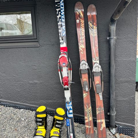 2 par Telemark ski med binding og støvler.