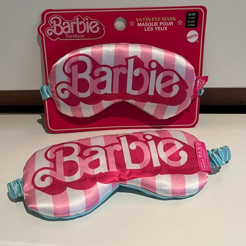 Forskjellige Barbie effekter (tøfler, sovemaske, lader, sminke pung).