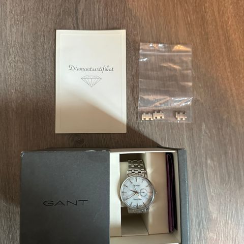 Gant klokke med diamanter